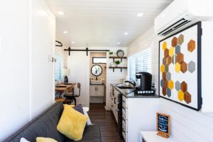 The Honeycomb-Tiny Container Home 12 Min. to MagnoliaBaylor