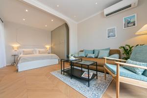 Split Eye Apartment