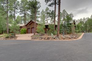 Furnished Deck and Grill Wooded Torreon Cabin