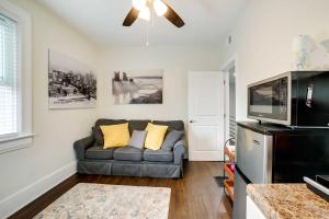 Walk to Walnut St Pet-Friendly Pittsburgh Home!