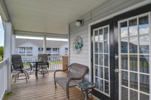 Gulf Shores Condo with Pool Access, 5 Mi to Beach!