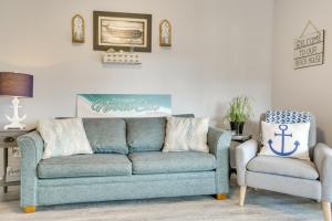 Gulf Shores Condo with Pool Access, 5 Mi to Beach!