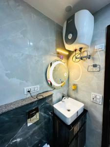 Hotel Samrat Residency 10 Mints Walking Distance Nizamuddin Railway Station