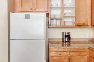 San Bruno 2br w pool spa gym nr groceries SFO-1398