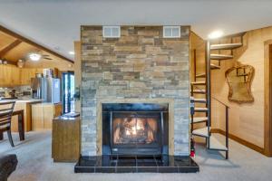 Wintergreen Home with Hot Tub, Deck and Mountain Views