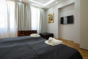Charming 2-Room Apartment with Balcony, 15 Min to Center