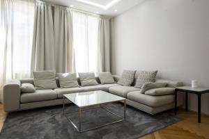 Charming 2-Room Apartment with Balcony, 15 Min to Center