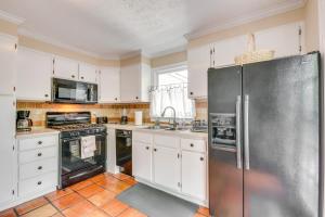 Chic Atlanta Retreat with Patio and Outdoor Dining!