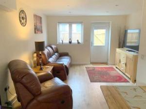 Pet Friendly Cottage Ashbourne with Parking
