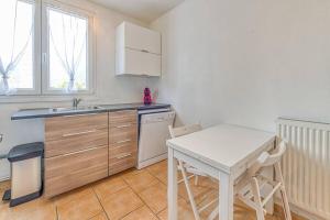 Appartements 2 chambres, calme, tout equipe, commerces au pied : photos des chambres