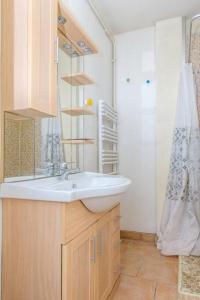Appartements 2 chambres, calme, tout equipe, commerces au pied : photos des chambres