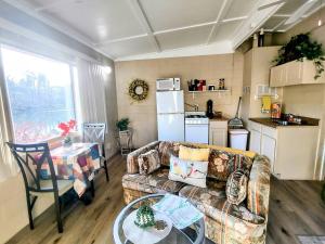 #03 - Fantastic Lakeside Studio Cottage- Pet Friendly