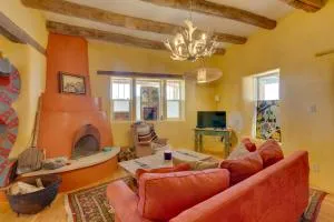 Santa Cruz Home with Mountain Views! - Los Alamos