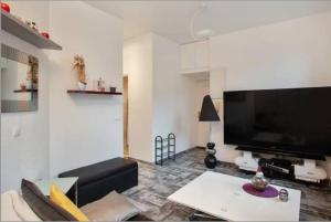 Appartements Face aux Thermes: lit double, terrasse, wifi : photos des chambres