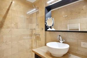 Face aux Thermes: lit double, terrasse, wifi