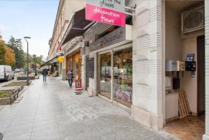 Face aux Thermes: lit double, terrasse, wifi