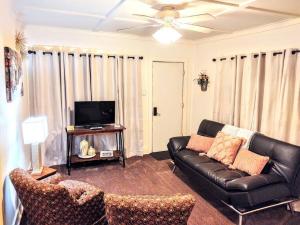 #05 - Lakefront Two Bedroom Cottage- Pet Friendly