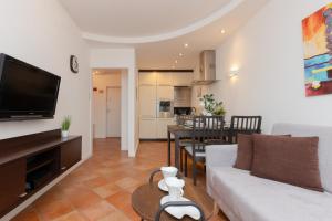 Cozy Apartment with Parking in Warsaw Ursus by Noclegi Renters