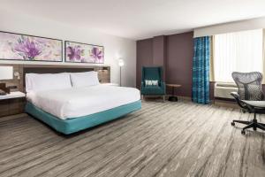 King Room with Accessible Tub - Mobility Access room in Hilton Garden Inn Lafayette/Cajundome