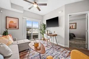 City View BOHO Apt Stocked w everything you need - Cobble Knoll Condominium