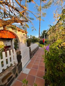 Bungalow con jardín y piscina