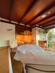 Bungalow con jardín y piscina