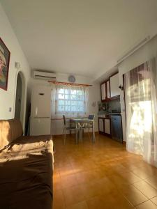 Bungalow con jardín y piscina