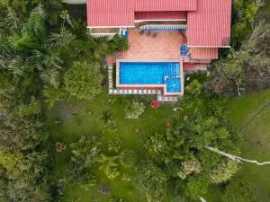 Hummingbird House Panama - 塞罗阿苏尔