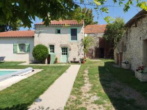 Maisons de vacances Gite Charroux - Allier, 4 pieces, 6 personnes - FR-1-489-394 : photos des chambres