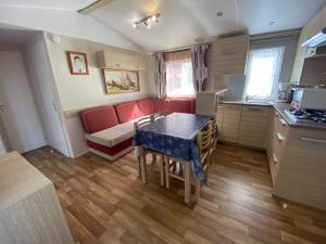 Maisons de vacances Mobil-Home Fouras, 3 pieces, 4 personnes - FR-1-709-53 : photos des chambres