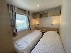Maisons de vacances Mobil-Home Fouras, 3 pieces, 4 personnes - FR-1-709-53 : photos des chambres