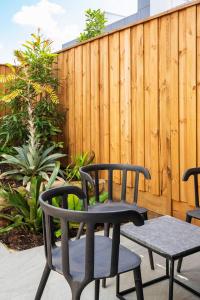 The Fern Split-Level Retreat with Lush Courtyard