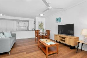 Central Plaza Adjacent Apartments with Rooftop Pool