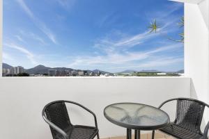Central Plaza Adjacent Apartments with Rooftop Pool