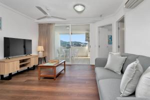 Central Plaza Adjacent Apartments with Rooftop Pool