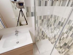 Studio climatisé rénové, proche mer et commerces, avec ascenseur et bus à proximité - FR-1-196-341