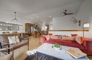 Newly Updated! Hot tubpool! Mountain View! Pets!