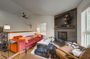 Newly Updated! Hot tubpool! Mountain View! Pets!