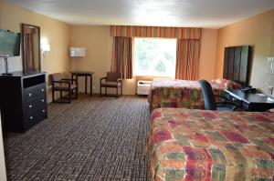 Queen Room with Two Queen Beds room in Hollow Inn and Motel