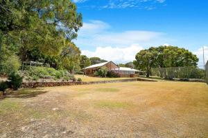 Moondyne Private Estate with a Pool, Tennis Court and Ocean Views, Pet Friendly