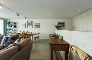 Modern & Sleek, Minutes to the City. ParkingPool