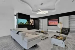 Lovely 4BD House w pool, hot tub and free parking - Rosenberg