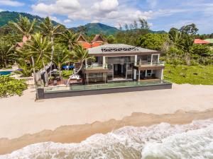 Villa U - 3BR Beachfront Haven..