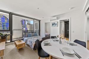 Cozy 2BR Apt Next to Victoria Market with City Views