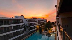 Beachfront Apartment with Balcony, Sea View & Pool View - Cha Am - Hua Hin