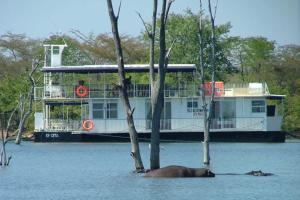 Houseboat with aircon and splash pool - 2128