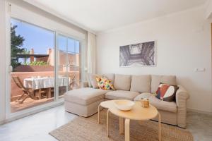 Beachfront apartment with terrace, pool and tennis court in Costabella, Marbella