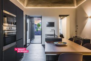 Leone Apartment with Garden by Wonderful Italy