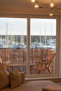 Stunning modern space with harbour views & free parking