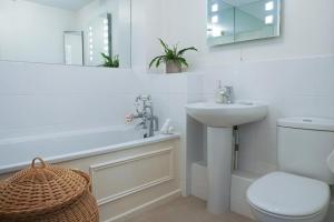 Stunning modern space with harbour views & free parking